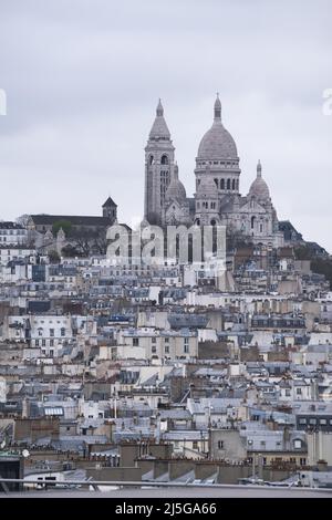 Parigi, Francia: Vista aerea dalla cima della Torre Eiffel con la collina di Montmartre, il punto più alto della città, e la Basilica del Sacro cuore Foto Stock