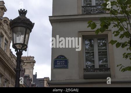 Parigi, Francia: Quartiere Latino, lampione e segnaletica stradale di Place de la Sorbonne, inaugurato nel 1639 e collegato alle università della Sorbonne Foto Stock