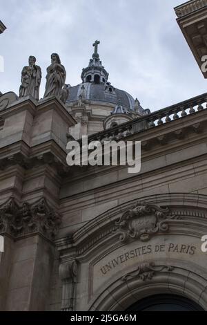 Parigi, Francia: Iscrizione francese Universites de Paris (Università di Parigi) sulla facciata della Cappella della Sorbona, Cappella di Sainte Ursule de la Sorbonne Foto Stock