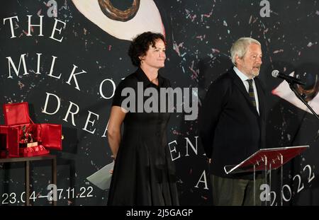 Venedig, Italia. 23rd Apr 2022. La curatrice Cecilia Alemani (l) è in scena con Roberto Cicutto, presidente della Biennale di Venezia, all'apertura della Biennale d'Arte 59th. La Biennale Arte è considerata la più antica del mondo e, dopo la Documenta di Kassel, il più importante forum internazionale per l'arte visiva contemporanea. Credit: Felix Hörhager/dpa/Alamy Live News Foto Stock