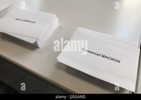 PARIGI, FRANCIA - 10 APRILE 2022 :Ballots con i nomi dei candidati alle elezioni in Francia Foto Stock