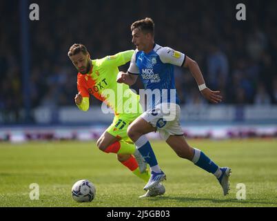 I Burrows Harrison (a destra) di Peterborough United e Philip Zinckernagel di Nottingham Forest combattono per la palla durante la partita del campionato Sky Bet al Weston Homes Stadium di Peterborough. Data foto: Sabato 23 aprile 2022. Foto Stock