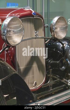 Legacy Gallery, dettaglio radiatore e fari, 1932 Ford V-8, Ford Rouge Factory Tour, Dearborn, Michigan, USA Foto Stock