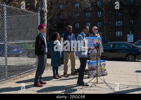 Bronx, Stati Uniti. 22nd Apr 2022. Ritchie Torres, rappresentante degli Stati Uniti, annuncia l'introduzione di una nuova legislazione nota come Environmental Justice Air Quality Monitoring Act nel Bronx, NY, 22 aprile 2022. Questo stanzierà $100 miliardi di euro all'anno per i prossimi cinque anni per le comunità del Bronx. (Foto di Steve Sanchez/Sipa USA) Credit: Sipa USA/Alamy Live News Foto Stock