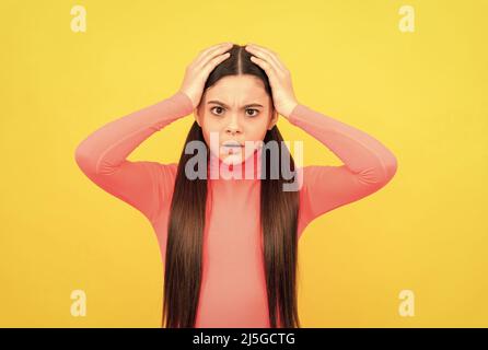 concetto di mal di testa. capretto preoccupato con i capelli lunghi. bellezza e moda. modello di moda femminile. Foto Stock