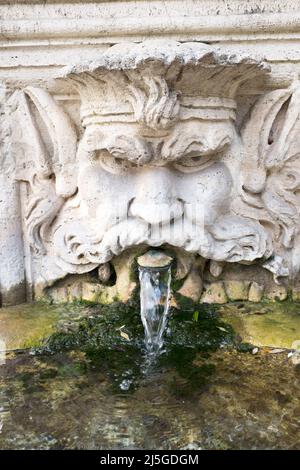 Pietra intagliata nel terreno di Villa Borghese Roma Italia Foto Stock