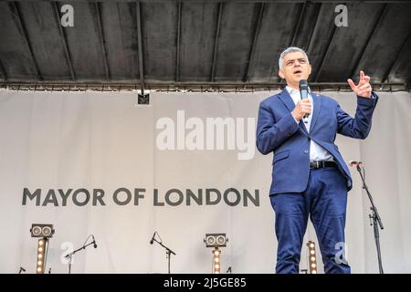 Londra, Regno Unito. 23rd Apr 2022. Sadiq Khan, sindaco di Londra, parla all'evento, organizzato dall'Ufficio del Sindaco. Trafalgar Square vede il ritorno dei festeggiamenti e festival del St George's Day, dopo due anni di assenza, un evento familiare con una gamma di musica dal vivo, intrattenimento e cibo sulla piazza, introdotto dal sindaco di Londra, Sadiq Khan, sul palco. Credit: Imagplotter/Alamy Live News Foto Stock