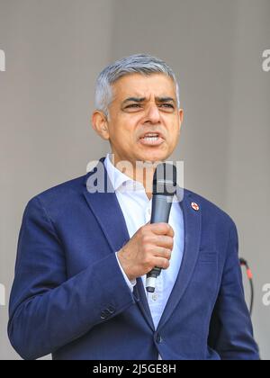 Londra, Regno Unito. 23rd Apr 2022. Sadiq Khan, sindaco di Londra, parla all'evento, organizzato dall'Ufficio del Sindaco. Trafalgar Square vede il ritorno dei festeggiamenti e festival del St George's Day, dopo due anni di assenza, un evento familiare con una gamma di musica dal vivo, intrattenimento e cibo sulla piazza, introdotto dal sindaco di Londra, Sadiq Khan, sul palco. Credit: Imagplotter/Alamy Live News Foto Stock