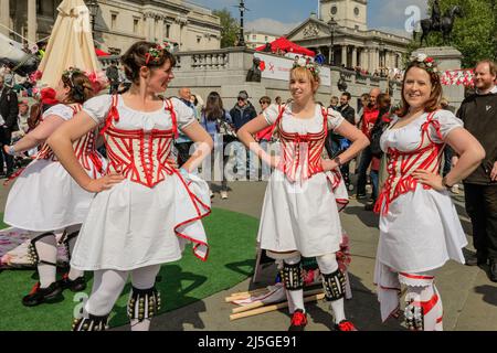 Londra, Regno Unito. 23rd Apr 2022. Il gruppo di danza Morris "The Belles of London City" si esibisce su Trafalgar Square per allietare la folla. Trafalgar Square vede il ritorno dei festeggiamenti e festival del St George's Day, dopo due anni di assenza, un evento familiare con una gamma di musica dal vivo, intrattenimento e cibo sulla piazza, introdotto dal sindaco di Londra, Sadiq Khan, sul palco. Credit: Imagplotter/Alamy Live News Foto Stock