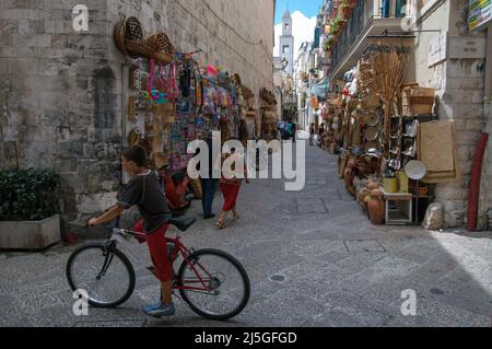 Bari, Italia 11/07/2005: Città vecchia - centro storico. © Andrea Sabbadini Foto Stock