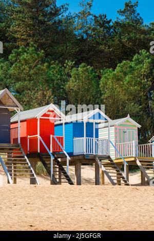 Beach Hut UK, vista in estate di colorate capanne sulla spiaggia sabbiosa a Wells-next-the-Sea sulla costa nord di Norfolk, Inghilterra, Regno Unito Foto Stock