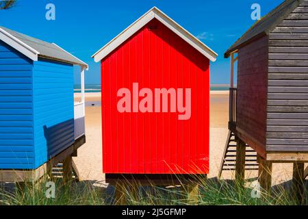 Capanna da spiaggia colorata, vista in estate di colorate capanne da spiaggia di fronte alla spiaggia di sabbia a Wells-next-the-Sea sulla costa nord di Norfolk, Inghilterra, Regno Unito Foto Stock