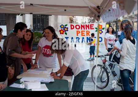 Taranto, Italia 23/09/2012: Raccolta delle firme dell'associazione "Donne per Taranto" per sensibilizzare l'opinione pubblica sul grave problema sanitario che evidenzia un aumento della mortalità dovuta a malattie respiratorie nella popolazione che vive in prossimità della pianta ILVA. ©Andrea Sabbadini Foto Stock