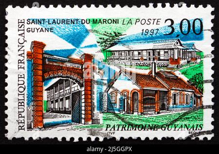 FRANCIA - CIRCA 1997: Un francobollo stampato in Francia mostra la vista di Saint-Laurent-du-Maroni, comune della Guyana Francese, Regione d'oltremare situata nel Sud A. Foto Stock