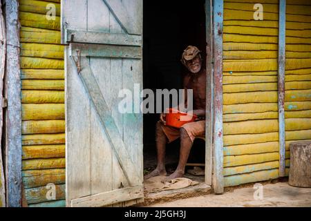 2022.19.03 Province della Repubblica Dominicana la Altagracia. Un anziano haitiano è seduto vicino a casa sua. Ritratto di un anziano. Foto Stock