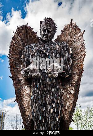 Il 'Knife Angel' Visiting Stoke -on-Trent nell'aprile 2022 come parte del suo tour Nazionale contro la violenza mostrato in Smithfield Stoke-on-Trent Foto Stock