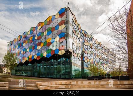 Uno Smithfield; moderno edificio in vetro colorato ad Hanley, Stoke on Trent Staffordshire vicino al Potteries Museum & Art Gallery. Foto Stock