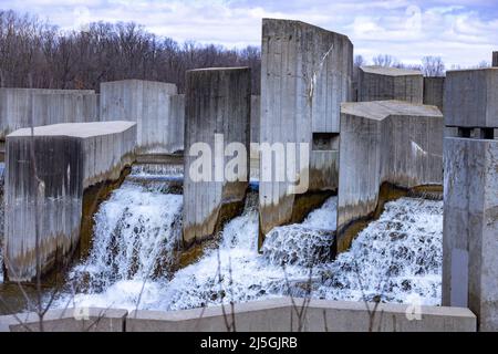 Stepping Stone Falls nell'area ricreativa di Genesee, architettura brutalista del 1972, vicino a Flint, Michigan, USA Foto Stock