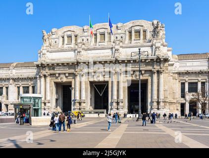 Vista generale del monumentale portico d'ingresso della stazione ferroviaria Milano Centrale di Milano. Foto Stock