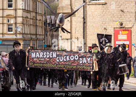 Marsden, Regno Unito. 23rd aprile 2022. La sfilata di strada al Marsden Cuckoo Festival. Il festival si svolge ogni anno a Marsden per annunciare l'arrivo della primavera Foto Stock