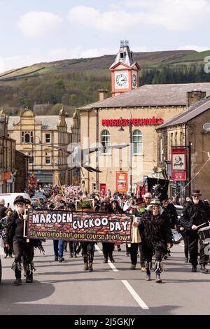 Marsden, Regno Unito. 23rd aprile 2022. La sfilata di strada al Marsden Cuckoo Festival. Il festival si svolge ogni anno a Marsden per annunciare l'arrivo della primavera Foto Stock