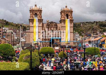 La gente locale si riunisce fuori dalla Cattedrale per una Messa all'aperto durante Un Festival religioso, Plaza De Armas, Puno, Provincia di Puno, Perù. Foto Stock