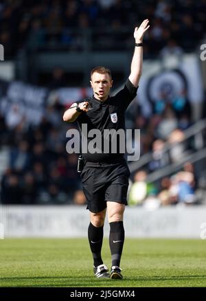 L'arbitro Thomas Bramall durante la partita del campionato Sky Bet al Pride Park, Derby. Data foto: Sabato 23 aprile 2022. Foto Stock