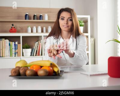 giovane nutrizionista femminile in ufficio Foto Stock