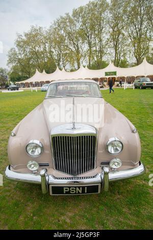 Londra, Regno Unito. 23rd Apr 2022. Salon Prive mostra auto di fascia alta al Royal Hospital di Chelsea. Bentley. Sui prati dello storico Royal Hospital Chelsea, è stata schierata una straordinaria collezione di supercar, auto sportive e auto di lusso dei principali produttori mondiali. In mostra le ultime novità da Aston Martin, Bugatti, Lamborghini, Maserati, Porsche e Rolls-Royce-molti modelli che fanno il loro debutto nel Regno Unito, live all'evento. I pensionati del Chelsea si sono mescolati con il pubblico che veniva dal Ghana, dalla Tailandia e oltre. Credit: Peter Hogan/Alamy Live News Foto Stock