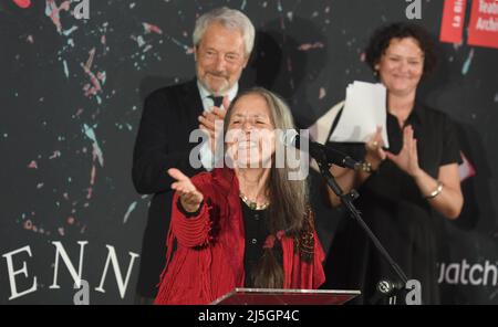 Venedig, Italia. 23rd Apr 2022. L'artista cilena Cecilia Vicuna riceve un Leone d'Oro per i lavori della sua vita all'apertura della Biennale d'Arte 59th. Alle sue spalle, Roberto Cicutto, presidente della Biennale di Venezia, e la curatrice Cecilia Alemani applaudono. La Biennale Arte è considerata la più antica del mondo e, dopo Documenta di Kassel, il più importante forum internazionale per l'arte visiva contemporanea. Credit: Felix Hörhager/dpa/Alamy Live News Foto Stock