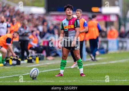 LONDRA, REGNO UNITO. 23th, Apr 2022. Marcus Smith di Harlequins prende un calcio di conversione durante la Gallagher Premiership Rugby Match tra Harlequins vs Leicester Tigers al Twickenham Stoop Stadium Sabato, 23 Aprile 2022. LONDRA INGHILTERRA. Credit: Taka G Wu/Alamy Live News Foto Stock