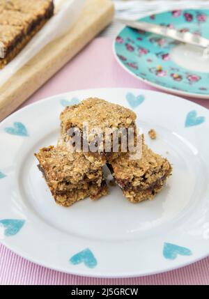 Vassoio preparato in casa cottura di fette Date e OAT. Tagliare in quadrati Foto Stock