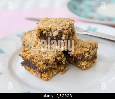 Vassoio preparato in casa cottura di fette Date e OAT. Tagliare in quadrati Foto Stock