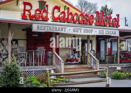 Il Red Caboose Motel nella contea di Lancaster, Pennsylvania, offre un'esperienza di alloggio unica con 47 camere composte da caboose, un'auto per bagagli e un'auto per ufficio postale. Foto Stock