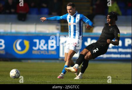 HARTLEPOOL, REGNO UNITO. APR 23rd Luke Molyneux di Hartlepool United è stato imbrattato da Akinwale Odimayo di Swindon Town durante la partita della Sky Bet League 2 tra Hartlepool United e Swindon Town a Victoria Park, Hartlepool sabato 23rd aprile 2022. (Credit: Michael driver | MI News) Credit: MI News & Sport /Alamy Live News Foto Stock