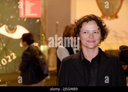 Venedig, Italia. 23rd Apr 2022. Curatrice Cecilia Alemani, fotografata all'apertura della Biennale d'Arte 59th. La Biennale Arte Biennale è considerata la più antica del mondo e, dopo la documenta di Kassel, il più importante forum internazionale per l'arte visiva contemporanea. Credit: Felix Hörhager/dpa/Alamy Live News Foto Stock