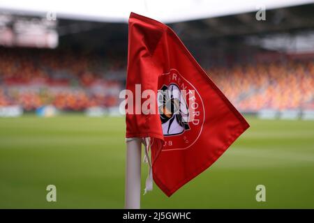 Londra, Regno Unito. 23rd Apr 2022. Viene raffigurata la bandiera d'angolo del Brentford FC. Premier League match, Brentford contro Tottenham Hotspur al Brentford Community Stadium di Brentford, Londra sabato 23rd aprile 2022. Questa immagine può essere utilizzata solo a scopo editoriale. Solo per uso editoriale, licenza richiesta per uso commerciale. Nessun uso in scommesse, giochi o un singolo club/campionato/player pubblicazioni. pic di Steffan Bowen/Andrew Orchard sport fotografia/Alamy Live news credito: Andrew Orchard sport fotografia/Alamy Live News Foto Stock