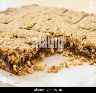 Vassoio preparato in casa cottura di fette Date e OAT. Tagliare in quadrati Foto Stock