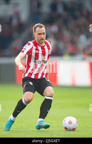 Londra, Regno Unito. 23rd Apr 2022. Christian Eriksen di Brentford durante la partita della Premier League tra Brentford e Tottenham Hotspur al Brentford Community Stadium, Londra, Inghilterra, il 23 aprile 2022. Foto di Salvio Calabrese. Solo per uso editoriale, licenza richiesta per uso commerciale. Nessun utilizzo nelle scommesse, nei giochi o nelle pubblicazioni di un singolo club/campionato/giocatore. Credit: UK Sports Pics Ltd/Alamy Live News Foto Stock