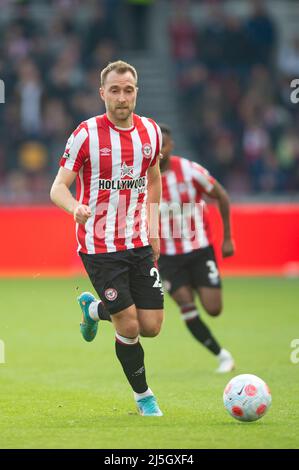 Londra, Regno Unito. 23rd Apr 2022. Christian Eriksen di Brentford durante la partita della Premier League tra Brentford e Tottenham Hotspur al Brentford Community Stadium, Londra, Inghilterra, il 23 aprile 2022. Foto di Salvio Calabrese. Solo per uso editoriale, licenza richiesta per uso commerciale. Nessun utilizzo nelle scommesse, nei giochi o nelle pubblicazioni di un singolo club/campionato/giocatore. Credit: UK Sports Pics Ltd/Alamy Live News Foto Stock