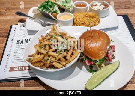 Miami Florida Coral Gables Shops at Merrick Park esclusivo centro commerciale all'aperto Yard House ristorante interno che serve piatti per pranzo Taco tartufo Foto Stock