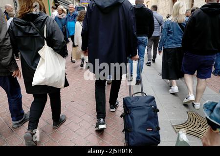 Palma, Spagna. 23rd Apr 2022. I turisti camminano nel centro di Palma di Maiorca. Dopo Pasqua, gli alberghi prenotano le date di occupazione per riattivare l'attività economica turistica nelle Isole Baleari. Credit: Clara Margais/dpa/Alamy Live News Foto Stock