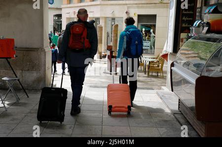 Palma, Spagna. 23rd Apr 2022. I turisti camminano nel centro di Palma di Maiorca. Dopo Pasqua, gli alberghi prenotano le date di occupazione per riattivare l'attività economica turistica nelle Isole Baleari. Credit: Clara Margais/dpa/Alamy Live News Foto Stock