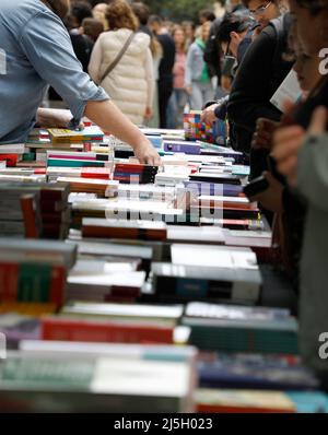 Palma, Spagna. 23rd Apr 2022. Chi cerca dei libri nella strada Carrer Colom a Palma di Maiorca il giorno di San Giorgio. Il 23 aprile si celebra la Giornata Mondiale del Libro, ed è tipico che a Maiorca le biblioteche allestiscono le loro bancarelle nelle strade principali. Credit: Clara Margais/dpa/Alamy Live News Foto Stock