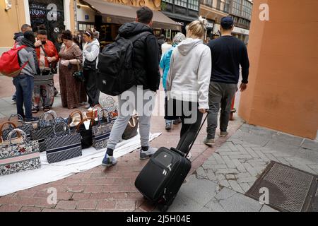 Palma, Spagna. 23rd Apr 2022. I turisti camminano nel centro di Palma di Maiorca. Dopo Pasqua, gli alberghi prenotano le date di occupazione per riattivare l'attività economica turistica nelle Isole Baleari. Credit: Clara Margais/dpa/Alamy Live News Foto Stock