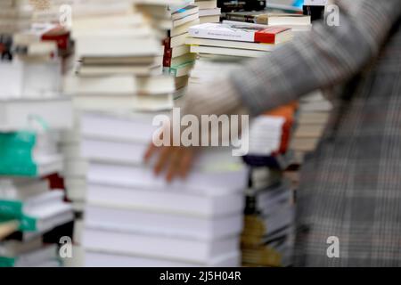 Palma, Spagna. 23rd Apr 2022. Persone in cerca di libri nella strada Sant Miquel a Palma di Maiorca il giorno di San Giorgio. Il 23 aprile si celebra la Giornata Mondiale del Libro, ed è tipico che a Maiorca le biblioteche allestiscono le loro bancarelle nelle strade principali. Credit: Clara Margais/dpa/Alamy Live News Foto Stock