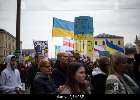 Monaco di Baviera, Germania. 23rd Apr 2022. Il 23 aprile 2022 alcune centinaia di persone si sono riunite a Monaco di Baviera, in Germania, per protestare per la consegna di armi pesanti in Ucraina. (Foto di Alexander Pohl/Sipa USA) Credit: Sipa USA/Alamy Live News Foto Stock