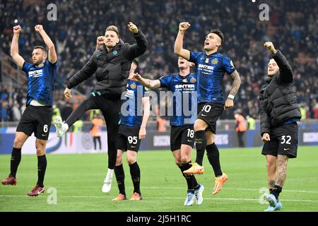 Milano, Italia. 23rd Apr 2022. Dopo la vittoria durante la Serie, gli Inter hanno festeggiato Una partita di calcio tra il FC Internazionale e AS Roma allo stadio San Siro di Milano (Italia), 23th aprile 2021. Foto Andrea Staccioli/Insidefoto Credit: Ininsidefoto srl/Alamy Live News Foto Stock