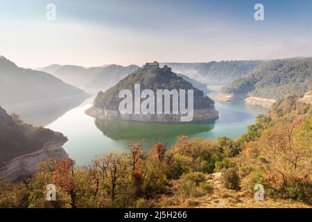 Monastero di San Pedro de Caserras dal punto di vista del fiume Ter, Masies de Roda, Barcellona, Spagna Foto Stock