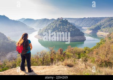 Monastero di San Pedro de Caserras dal punto di vista del fiume Ter, Masies de Roda, Barcellona, Spagna Foto Stock